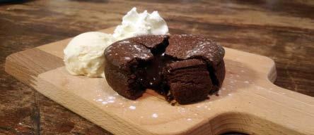 Desserts: Dame blanche 6,50 met warme chocolade, vanille ijs en slagroom Appeltaart 4,75 met vanille ijs en slagroom Chocolade lava cake 6,00 met