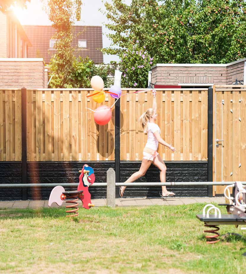 Hout-beton rotsmotief geeft een ruimtelijke sfeer in de tuin.