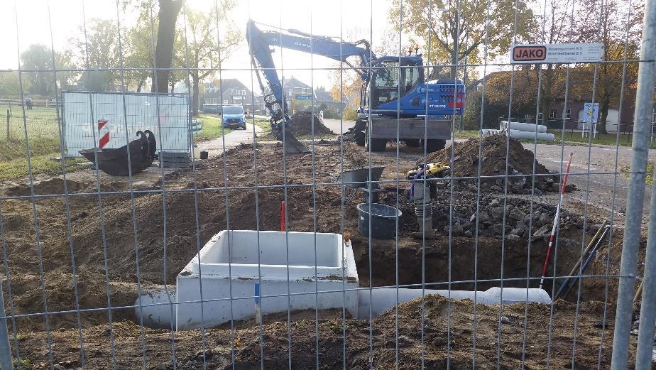 klinkeren Impressie van de aanleg hemelwaterriool in Ledeacker (Foto onder) Deze groene PVC-buizen