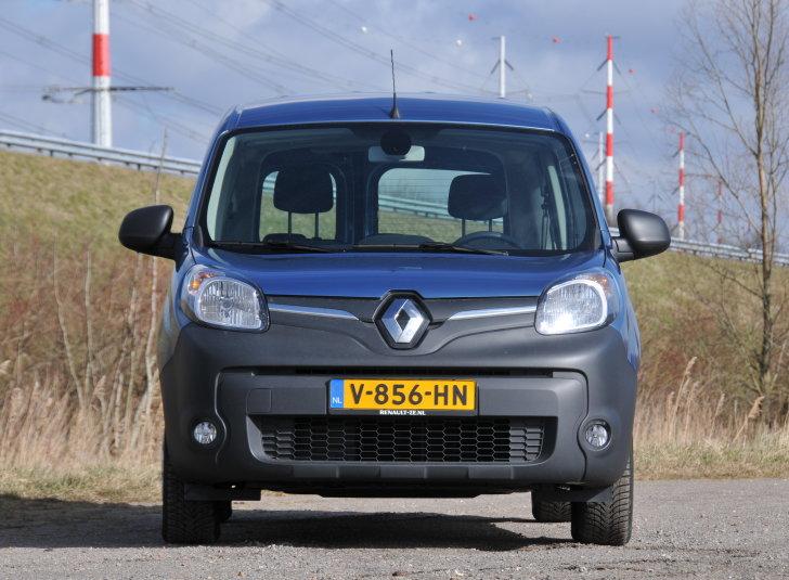 De testauto is voorzien van een achteruitrijcamera en dat hoort, gezien de royale maten van de Kangoo Maxi, zeker bij de "noodzakelijke" voorzieningen.