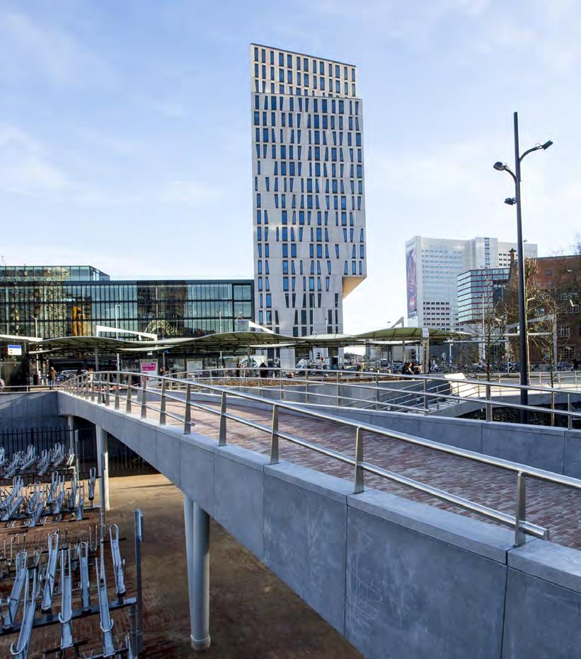 Stedenbouwkundige integratie van een publieke voorziening Rondom station Rotterdam Blaak werden veel fietsen op alle mogelijke plekken in de buitenruimte geparkeerd.