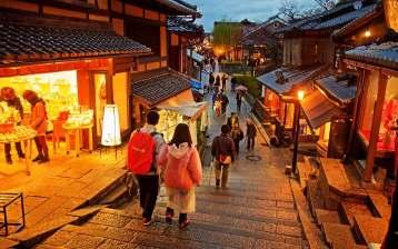 EXTENSIE Het is mogelijk uw reisschema uit te breiden met een Koyasan REISSCHEMA Dag 1 Dag 6 tempelovernachting, hike in Kumano Kodo, of stopover in Okinawa of Hokkaido.
