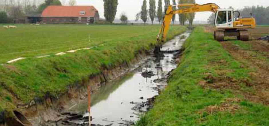 Foto 1 Baggermachine aan het werk (bron: Waterschap Rijn en IJssel, Michiel Schaap e.a.) Bij baggeren wordt de sedimentlaag op de bodem onder water aangetast.