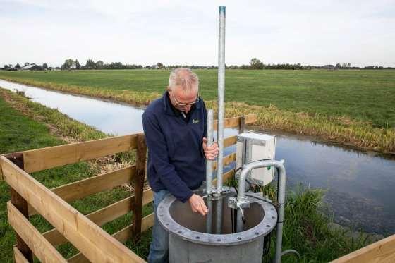 David de Jong Melkveehouder David de Jong kan in de pomp het grondwaterpeil regelen indien nodig, maar in