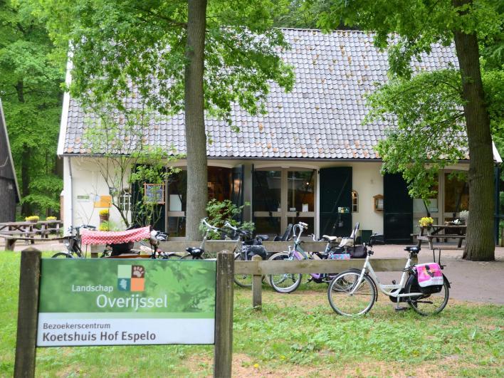 Hof Espelo: Sporen zoeken 2,0 km 1 Bezoekerscentrum Hof Espelo Bezoekerscentrum Dit is het bezoekerscentrum van Landschap Overijssel.