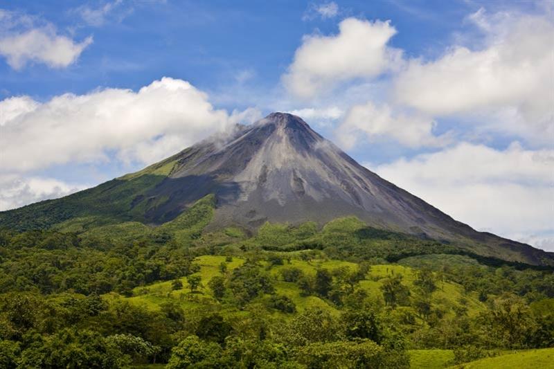 Dag 5: Sarapiqui - La Fortuna / Arenalvulkaan Je rijdt door naar één van de meest actieve vulkanen ter wereld, de Arenal (reistijd ongeveer 5 uur).