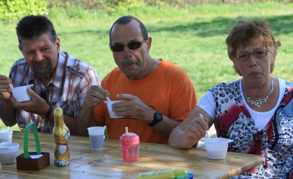 Na het paaseieren zoeken was er een paasbrunch (met o.a. broodjes, eieren, soep) op het beverveldje.