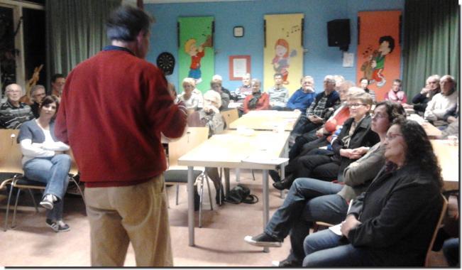 Ook mensen van Mensana, een groepje leerlingen van het Dendron College en een aantal wijkbewoners uit andere buurten staken de handen uit de mouwen.