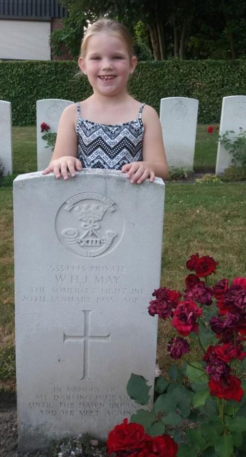Herdenk hen die gevallen zijn voor onze vrijheid Remember those who fell for our freedom Yinthe's wish is fulfilled. She adopted a grave of a fallen soldier. Yinthe's wens is in vervulling gegaan.