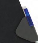 NB02 hardcover notitieboek met kunstlederen omslag, blanco papier en een hoogwaardige magnetische sluiting, die tevens dient als houder voor een balpen.