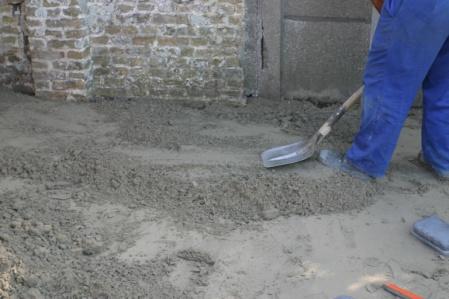 Plaats een onderfundering van 30 cm steenpuin. Tril af per laag van 10 cm met een trilplaat zonder rubberen doek.