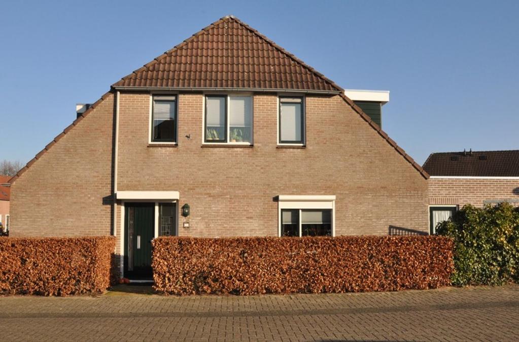 Ligging en indeling Indeling: Begane grond: Royale entree/hal met toiletruimte, meterkast en trapopgang, slaapkamer, badkamer tuingerichte woonkamer (± 30 m2) met terrasdeuren naar de tuin, open