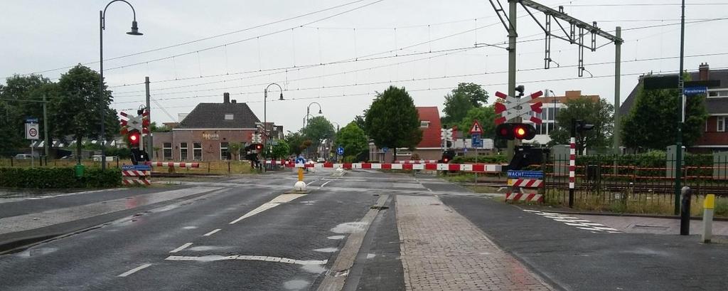 De overweg Julianastraat bestaat uit één rijbaan met aan beide zijden een vrijliggend voetpad. De rijbaan bestaat uit twee rijstroken.