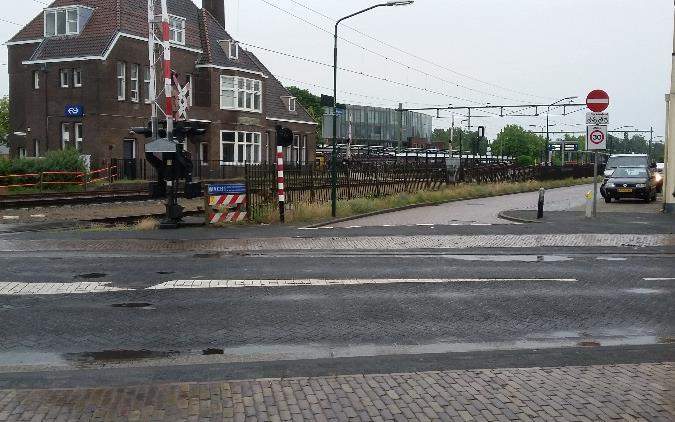 Het Koolaspad wordt alleen door auto s gebruikt als toegang tot een (kleine) parkeerplaats, en is door middel van een uitritconstructie aangesloten op de Stationsstraat.