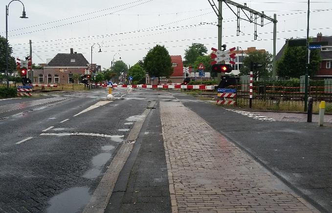 Figuur 14 Spookrijdende fietser (oranje omcirkeld) steekt de overweg aan de oostzijde over om af te slaan richting Parallelweg Autoverkeer op de Julianastraat stopt regelmatig na de stopstreep, voor