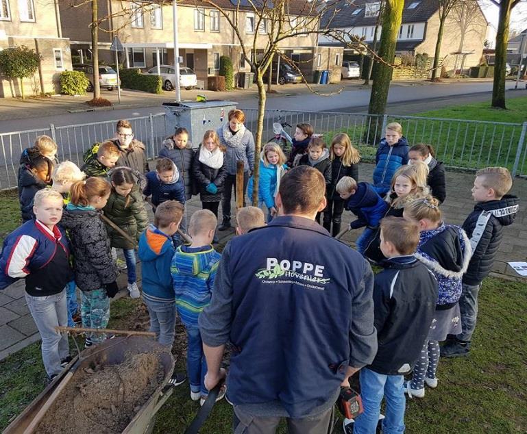 Alvast bedankt! Vanuit de OV: Ze staan! De appelboom en perenboom. Ónder de perenboom zijn de bloembolletjes gepoot.