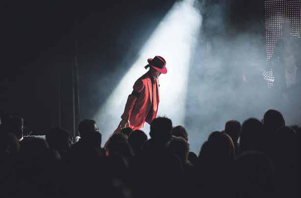 kleuren 1,25 per stuk Het laatste concert in de reeks zal een thriller worden (bron foto; Kasteeltuinconcerten ) Latijns-Amerikaanse ritmes en percussierock overgoten met een Moluks sausje.