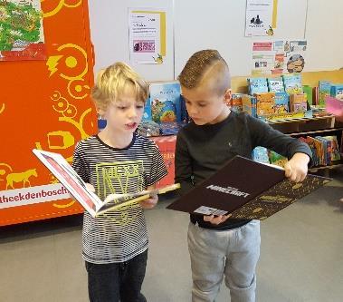 Bieb (groot-)ouders gevraagd! We zijn op zoek naar vrijwilligers, die onze kinderen helpen hun boeken te zoeken, uit te lenen en in te nemen.