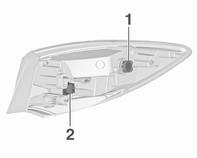 Verzorging van de auto 227 3. Trek de achterlichtmodule uit de uitsparingen en neem deze eruit. De kabelgeleider moet op zijn plaats blijven zitten. 4.