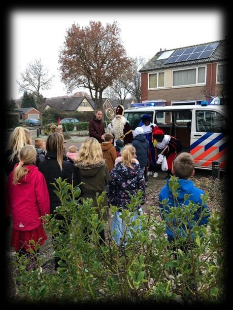 3 Sinterklaas Na een leuke en goedbezochte surprisekijkavond kon Sinterklaas dan eindelijk op de Veldwikke komen.