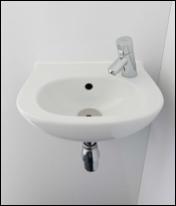 Afvoer douche: Een draingoot van RVS, ter plaatse van de douchehoek. Fontein: Keramisch fontein, in de kleur wit. Met koudwaterkraan in de uitvoering chroom.