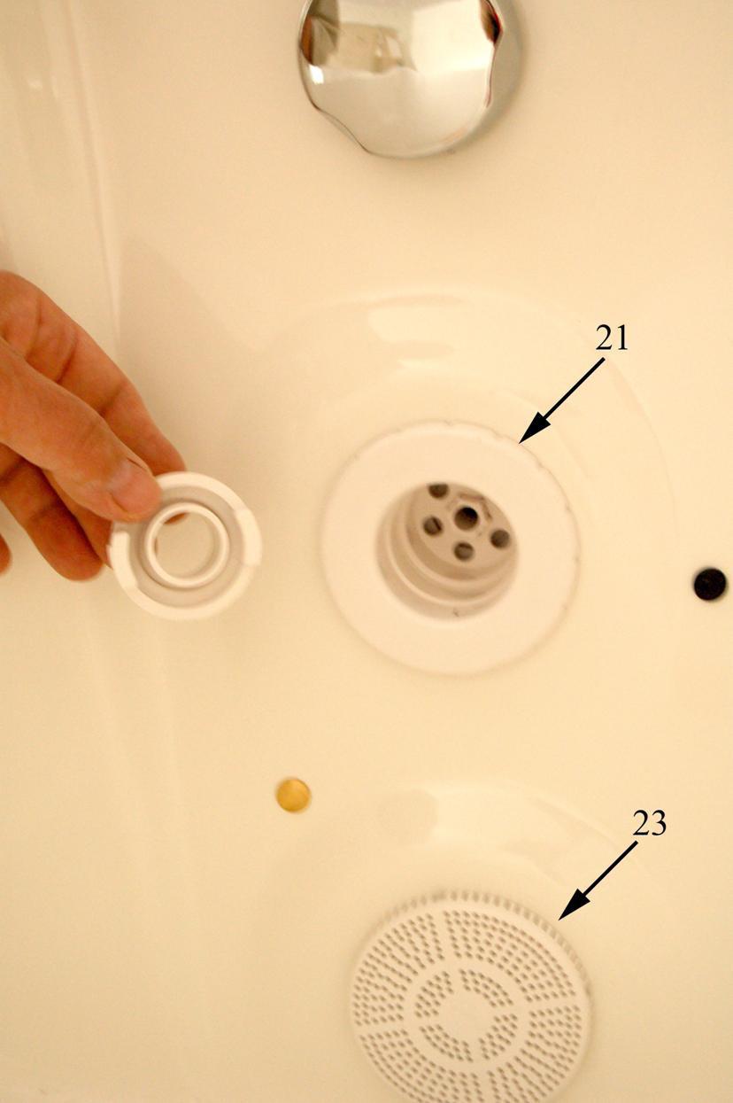 Instructies voor desinfectie van de whirlpool Het desinfecteren van de regelbare hydrojet (21) en het rooster (23) Desinfectie van de regelbare hydrojet (21) Schoonmaken van de jet: Draai de jetbuis