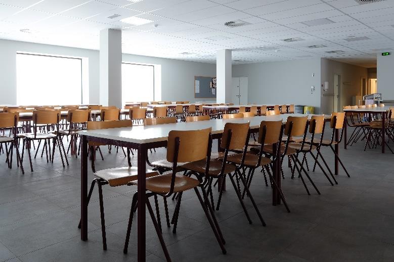 25. SCHOOLMAALTIJDEN De school biedt de mogelijkheid om over de middag op school te blijven eten. Er kan gekozen worden voor een warme maaltijd of om boterhammen mee te brengen van thuis.