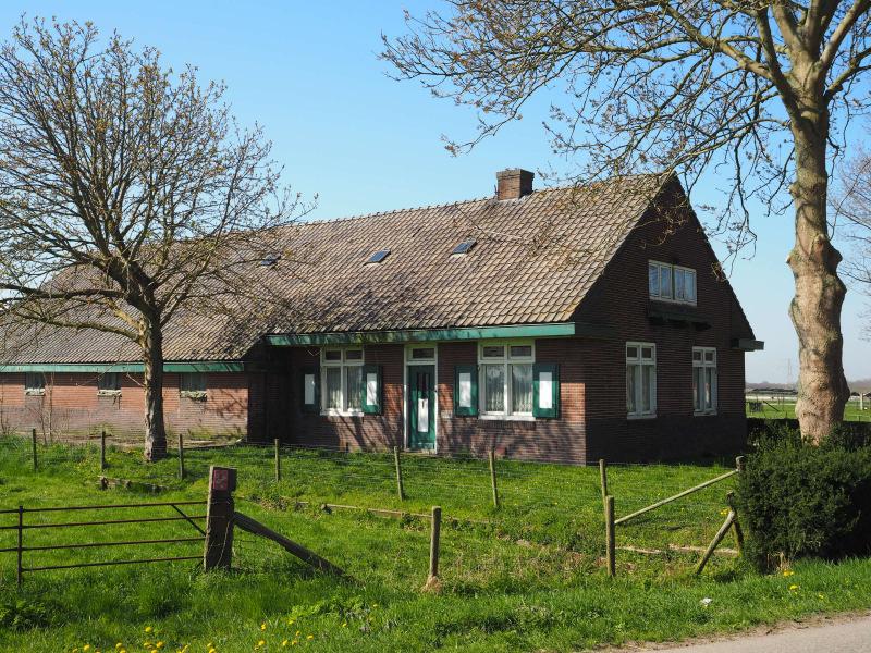 Achterdijk 28 Bunnik Voor- zij aanzicht In het buitengebied van Bunnik, met fraai uitzicht over de weilanden, doch op slechts enkele minuten gelegen vanaf de A27 en A12 bieden wij aan een vrijstaande