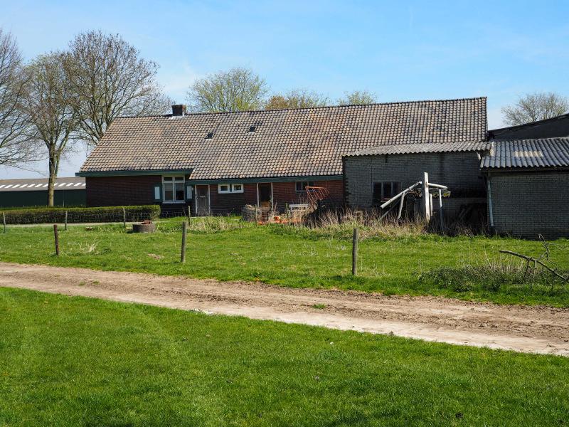 Het object maakt deel uit van een voormalige melkveehouderij. Zij-aanzicht Bouwjaar 1926, woonoppervlak ca. 210 m², overige inpandige ruimte(achterhuis) ca. 178 m², externe bergruimte (schuren) ca.