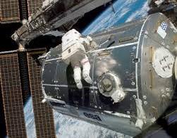 Hier een astronaut bij een van de activiteiten, meestal onderhoud of het vervangen van onderdelen aan de buitenkant.
