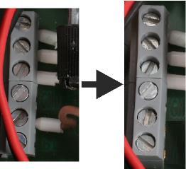 Montagehandleiding De aansluitbox in het voertuig bevestigen 4 5. Verwijder de bruine kabelader uit het linker klemmenblok. Gebruik hiervoor een schroevendraaier. 6.