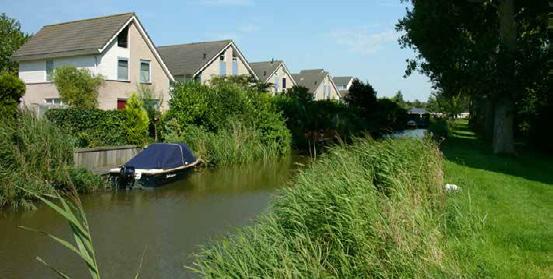 Door de situering van de woningen ontstaat stedenbouwkundige gezien een (vrijwel) gesloten bouwblok.