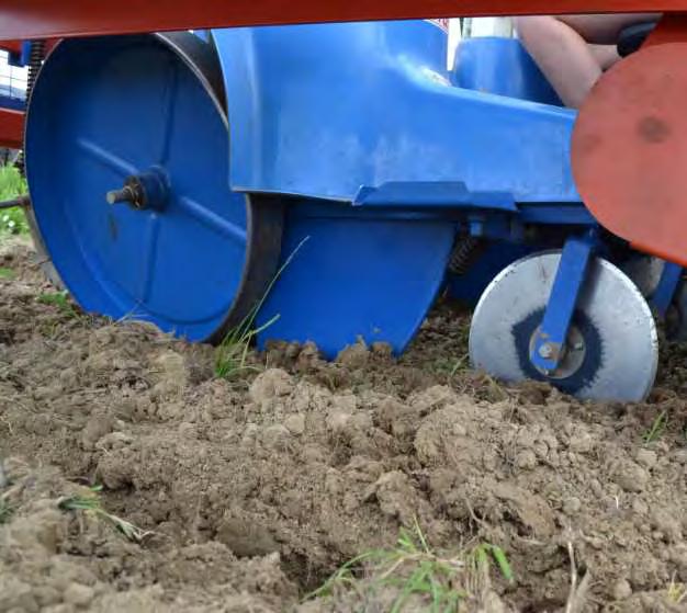 De gewasruimers ruimden de kluiten (gras en aarde) onvoldoende en de machine liet (aan het oppervlak) onvoldoende verkruimelde bodem na (eerder een opengescheurde bodem).