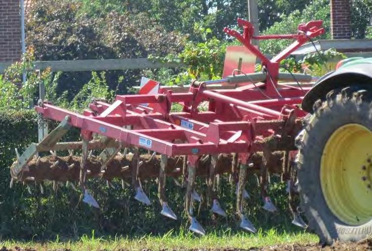 Dezelfde dag nog werd de drijfmest en de rogge ingewerkt door 2 werkgangen met dezelfde vaste tandcultivator met prinrol (werkdiepte ongeveer 10 cm) (Figuur 54).