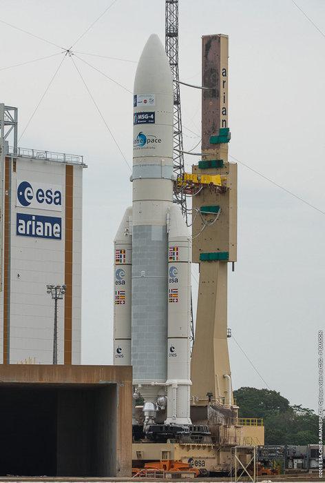 SUCCESVOLLE ARIANE 5 LANCERING In minder dan een minuut na lift-off bereikte de Ariane 5 raket al de snelheid van het geluid.