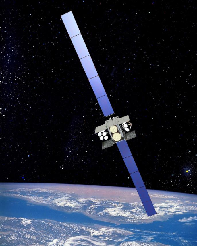 Op een hoogte van zo'n 17.600 kilometer draait deze GPS-2F-10 om de aarde. Daarbij maakt het een hoek met de evenaar van 55 graden.
