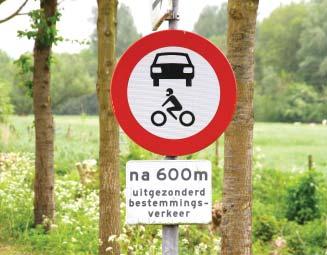De oudste wegen in De Uithof zijn de middeleeuwse Hoofddijk en de Zandlaan. Beide wegen hebben nog een landschappelijke uitstraling.