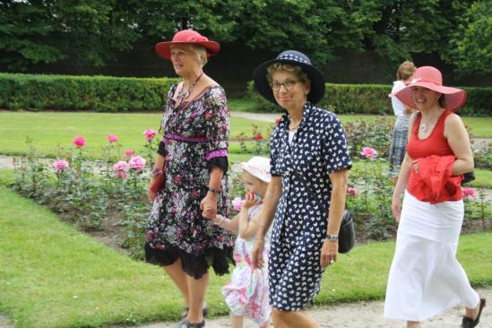 Dames worden uitgenodigd om zomerse jurken en hoeden te dragen die passen in de sfeer van een Engelse