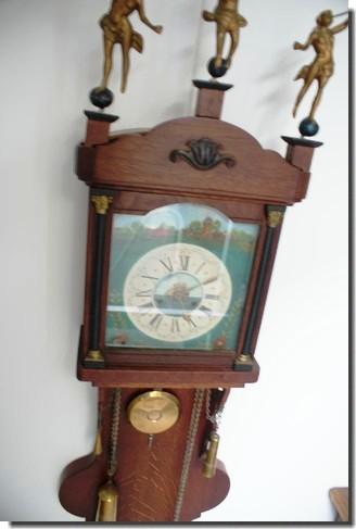 Ook op weg naar beneden komen we deze klok tegen, deze is in 1957 gemaakt. Het hout- en schilderwerk vervaardigd door Ynema het uurwerk van een oude regelateur. En er is meer.