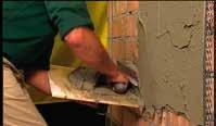 Bevestig geleidelatten verticaal tegen de muur. De dikte van de lat bepaalt de dikte van het stucwerk. 2.