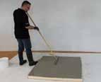 De vloer dient afgewerkt te worden met een drijfrei/ vloerentrekker. Dit dient kruislings te gebeuren.