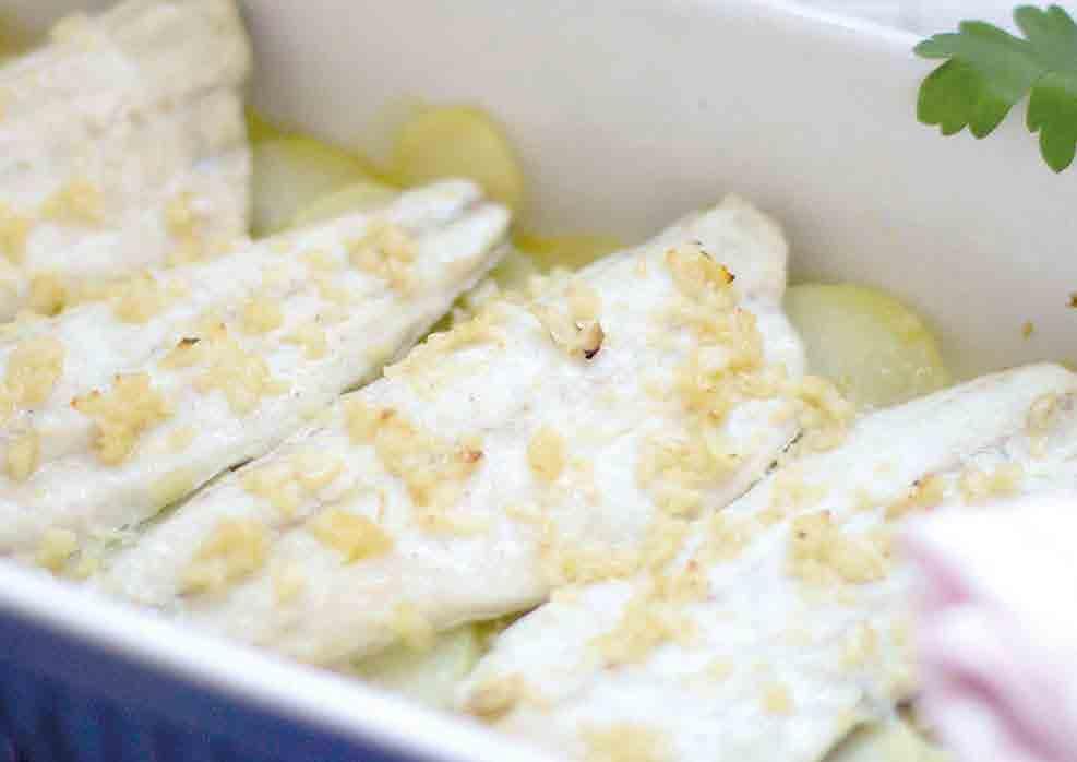 Vis op Spaanse wijze in olie gebakken met knoflook, paprikapoeder en citroensap Dat een Kamado de perfecte oven is bewijst dit recept.