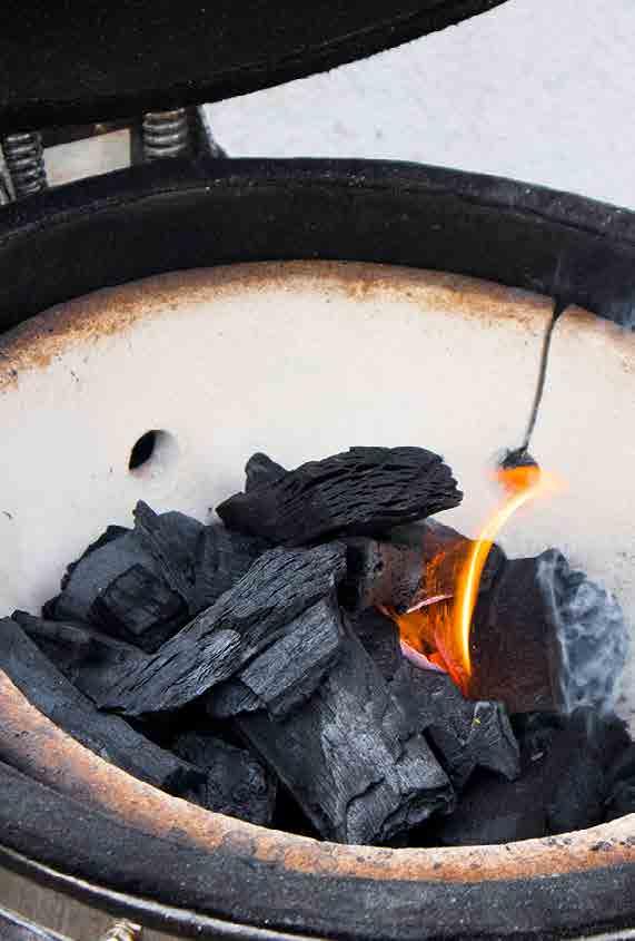 com/nl/ Daar sta je dan met je gloednieuwe Kamado. Heb je wel gedacht aan houtskool? Houtskool is de brandstof voor je Kamado. temperatuur geregeld worden met de Kamado. schroeven.