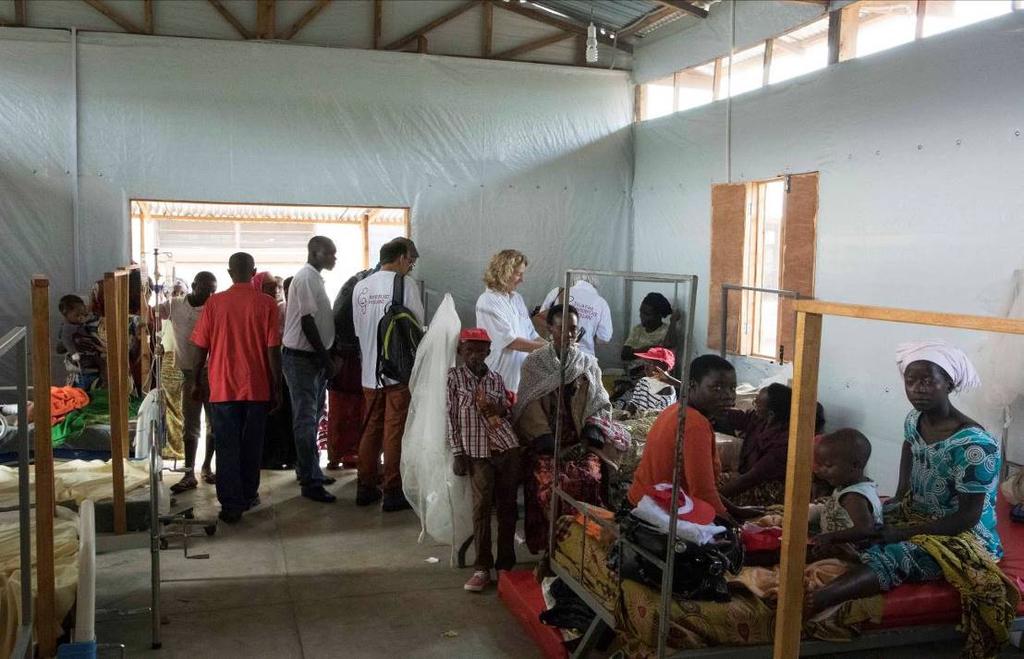 6 Op de vrijdag maakten we kort tochtje op Lake Tanganyika in een klein vissersbootje voortgepeddeld o.a. door Jean Claude die overal krokodillen zag, wij echter niet.