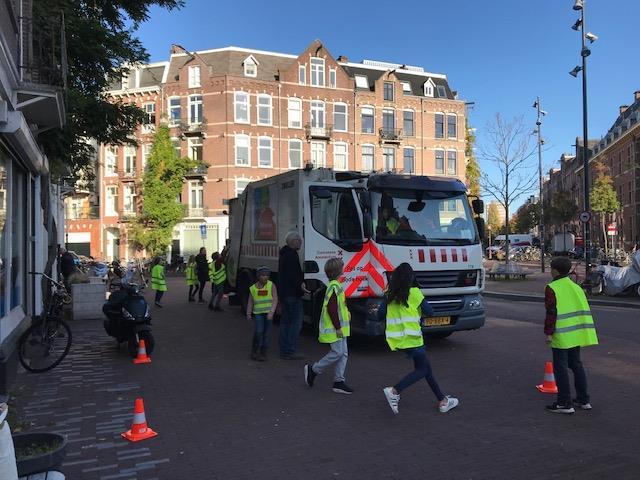 Dode hoekles Gisteren hebben de kinderen van de groepen 7 & 8 een dode hoekles gehad gesubsidieerd door de Gemeente Amsterdam (tussen school en thuis).