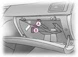 Indelingen - 111 INDELING VAN HET INTERIEUR 1. Gekoeld dashboardkastje 2. Asbak vóór Trek aan het deksel om de asbak te openen. Druk om de asbak te legen na het openen op de lip en verwijder de asbak.