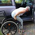 ZONDER HULP STAP 1 Sta recht door: Goed voorover te buigen tot je zitvlak loskomt van de zitting van de rolstoel.