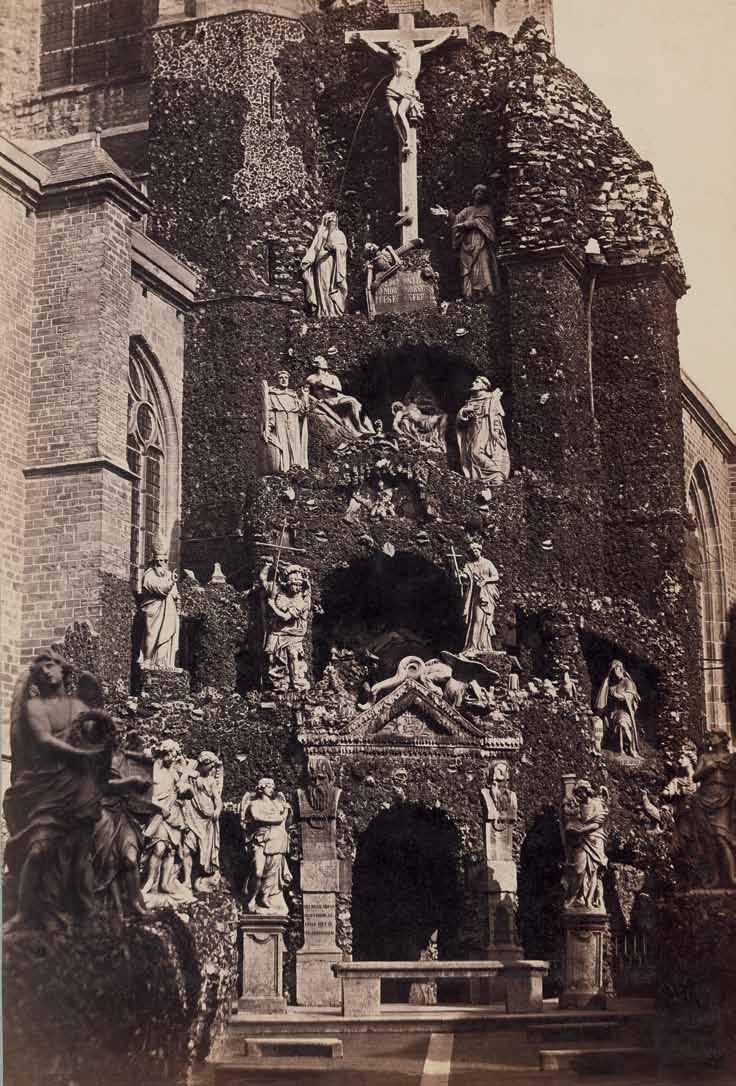 De Sint-Pauluskerk waarvan de bouw teruggaat tot 1514, is het laatste monument in ogivale stijl (spitsbogenstijl) in Antwerpen, maar het is ver vandaar het meest merkwaardige specimen van gotische