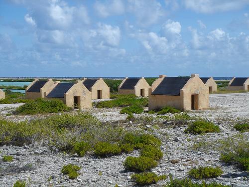 Slavenhutten op Bonaire Op de eilanden woonden de slaven onder erbarmelijke omstandigheden. In groepen van tien of meer werden zij in huisjes gepropt. Deze hutten waren niet eens twee bij twee meter.