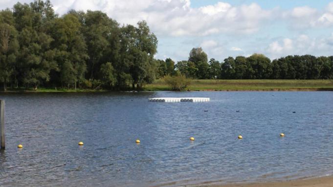 Omdat dit niet zonder risico s is, heeft De Neswaarden een veilig en vrij toegankelijk zwem- en speelgebied ontworpen en blijft het onderhouden met een bovenlokale functie.